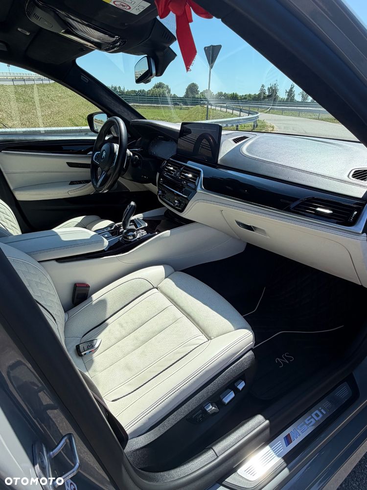 BMW Seria 5 M550i xDrive - 12