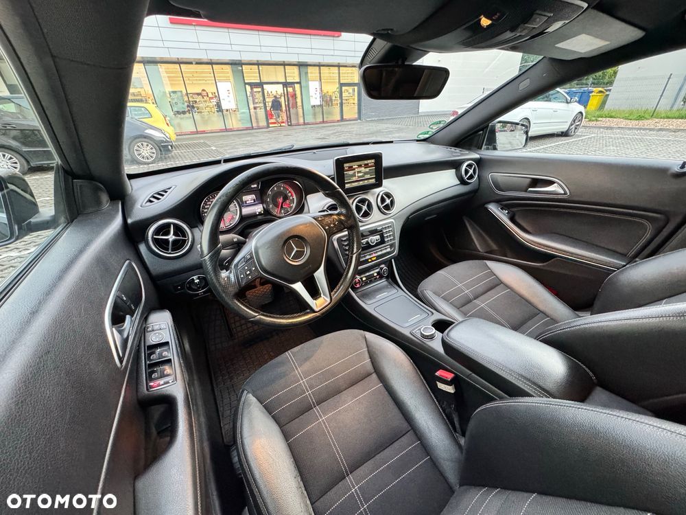 Mercedes-Benz CLA 180 7G-DCT - 10