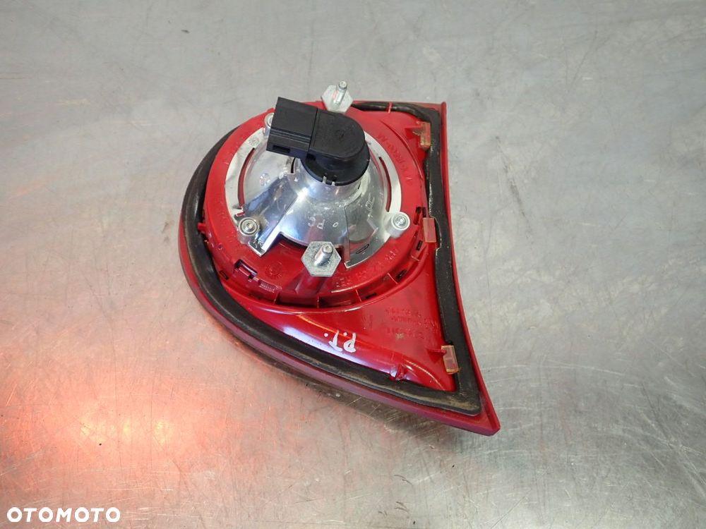 LAMPA PRAWA TYLNA W KLAPIE VOLKSWAGEN GOLF V - 3