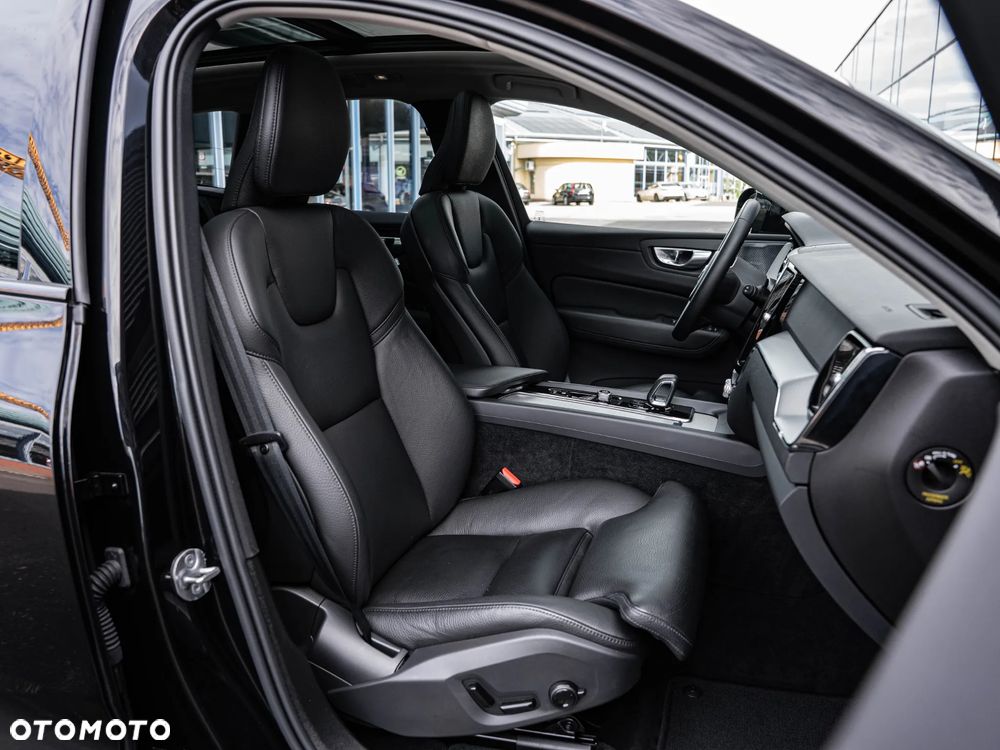 Volvo XC 60 B4 B Plus Dark - 25