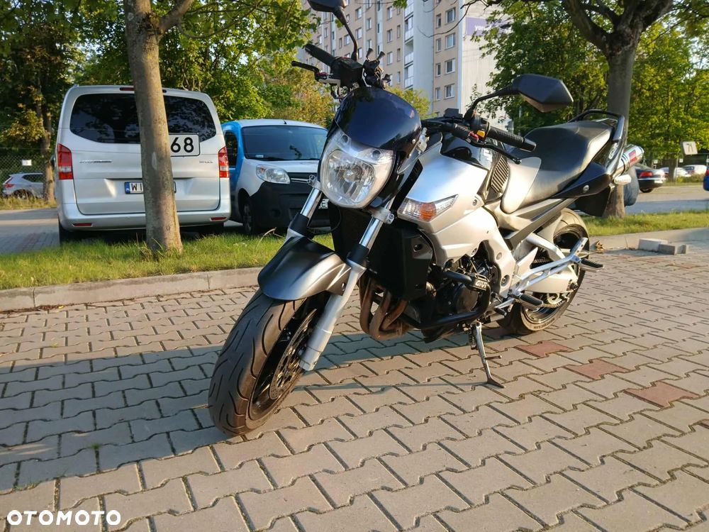 Suzuki GSR - 16