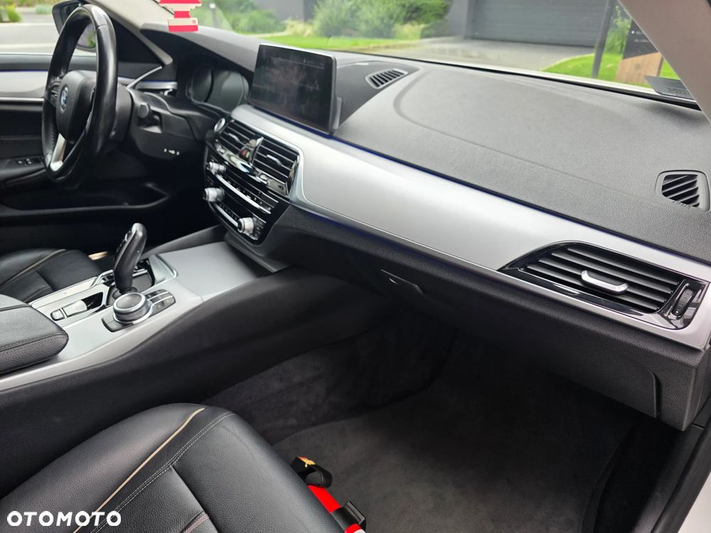 BMW Seria 5 518d Business Edition sport - 18
