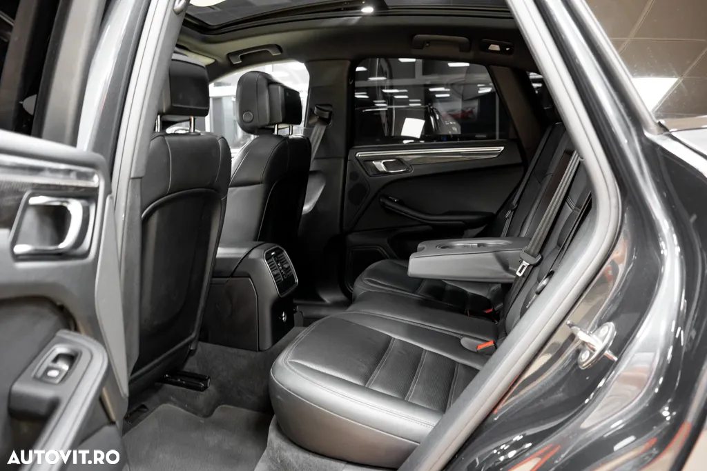 Porsche Macan S - 30