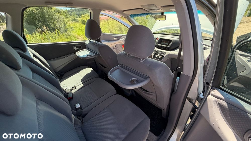 Nissan Almera Tino - 12