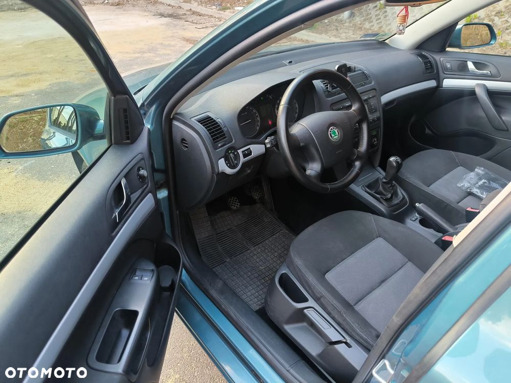 Skoda Octavia 1.6 Combi Ambiente - 17
