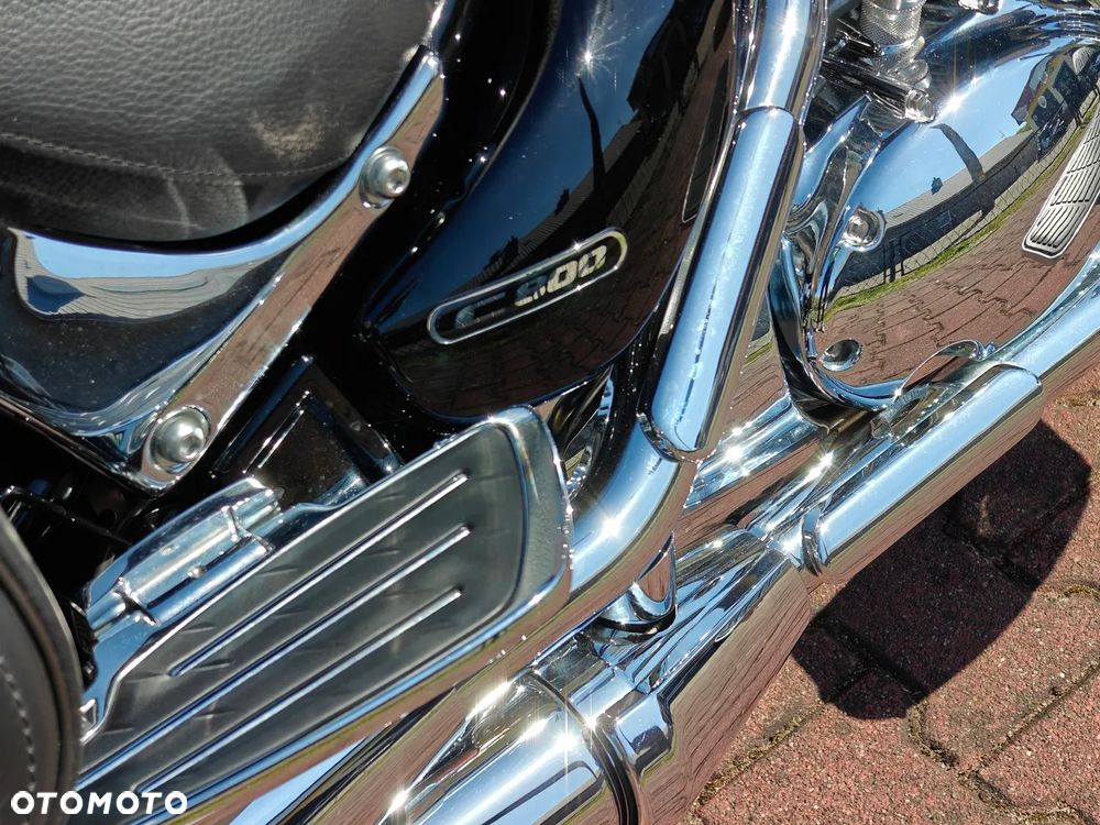 Suzuki Intruder - 8
