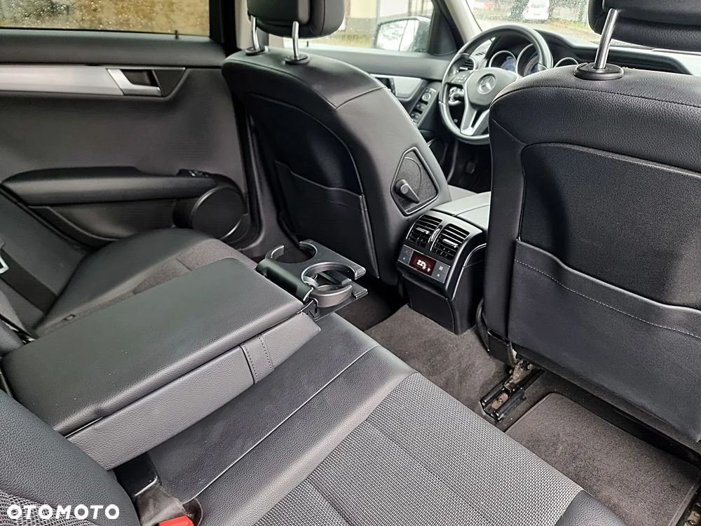 Mercedes-Benz Klasa C 180 CGI BlueEFFICIENCY Avantgarde - 19
