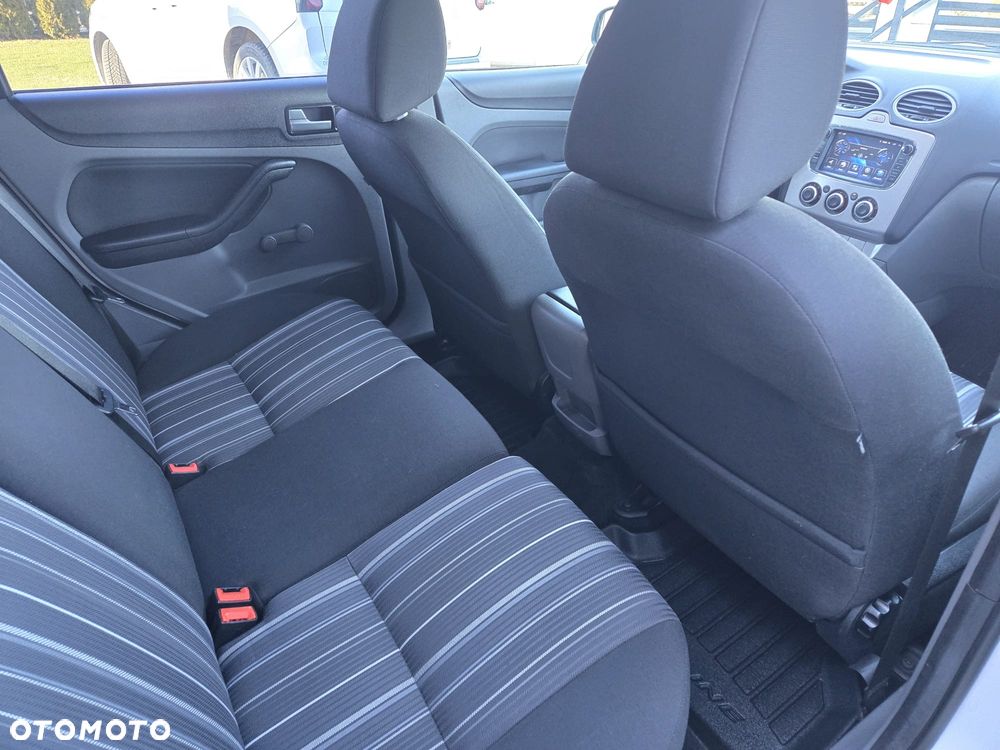 Ford Focus 2.0 16V Ghia - 8