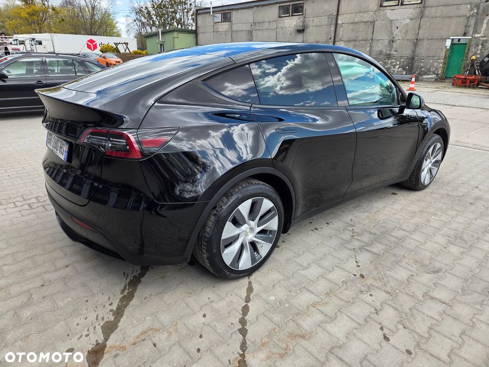 Tesla Model Y - 11
