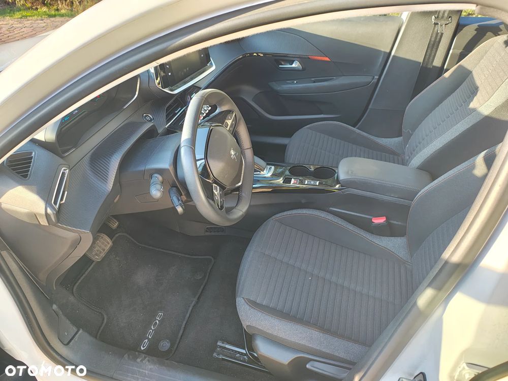 Peugeot 208 - 8