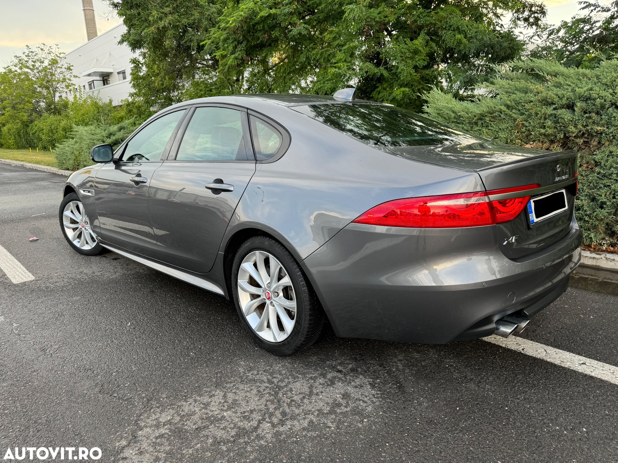 Jaguar XF 20d RWD R-Sport - 25