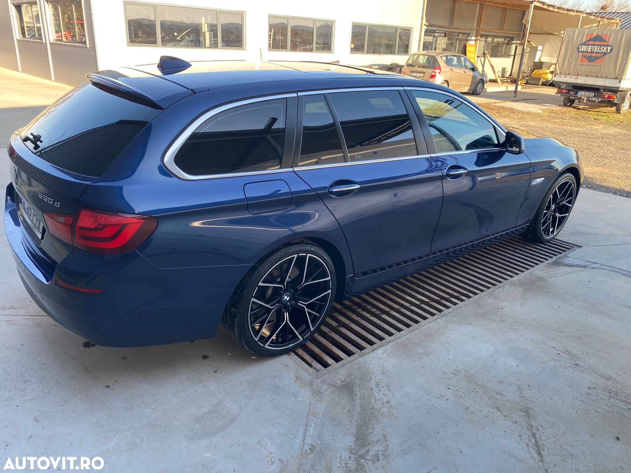 BMW Seria 5 530d xDrive Touring - 4