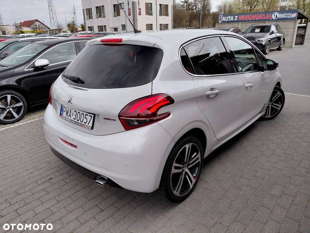 Peugeot 208 - 8