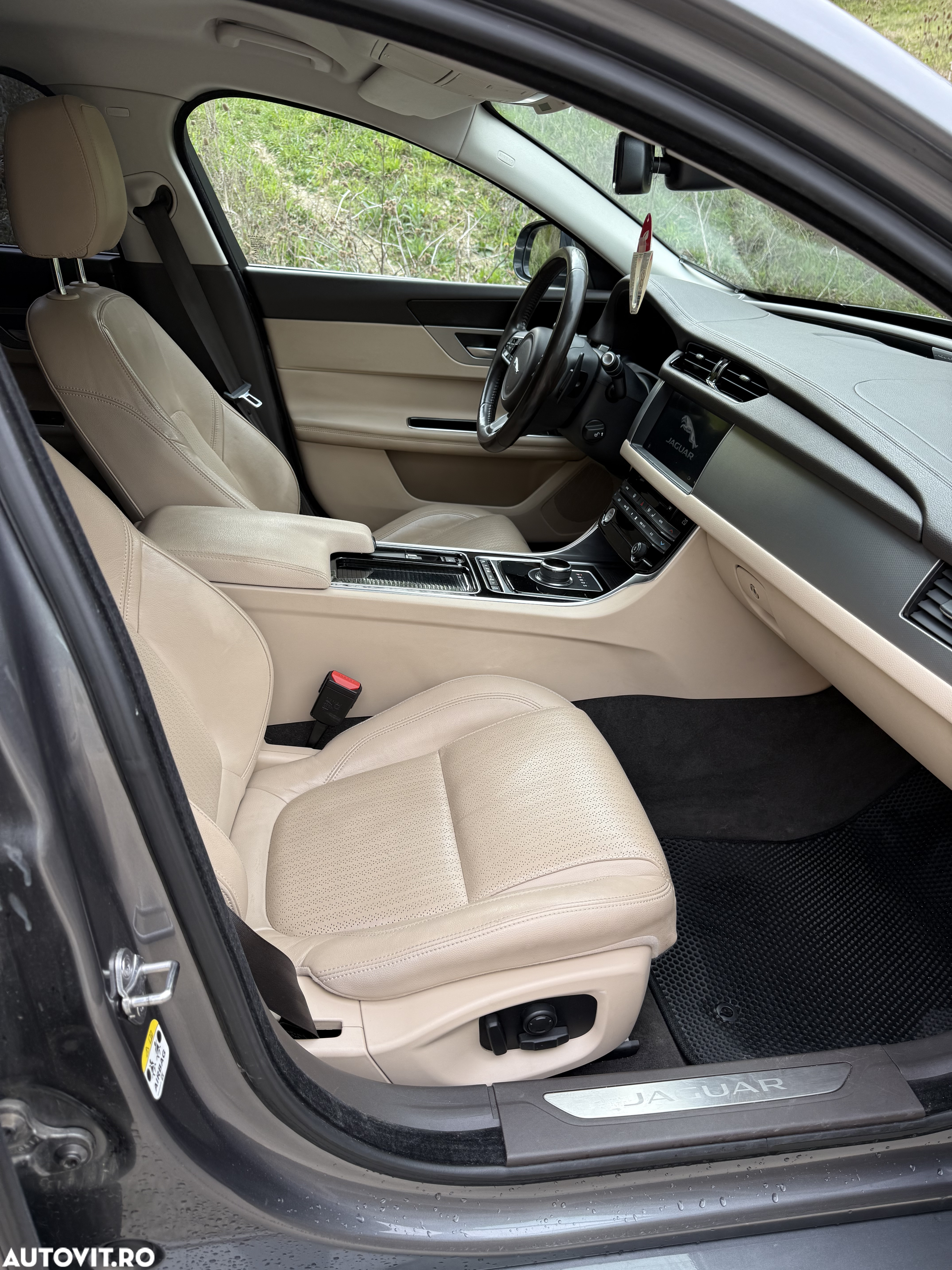 Jaguar XF 20d RWD Portfolio - 13