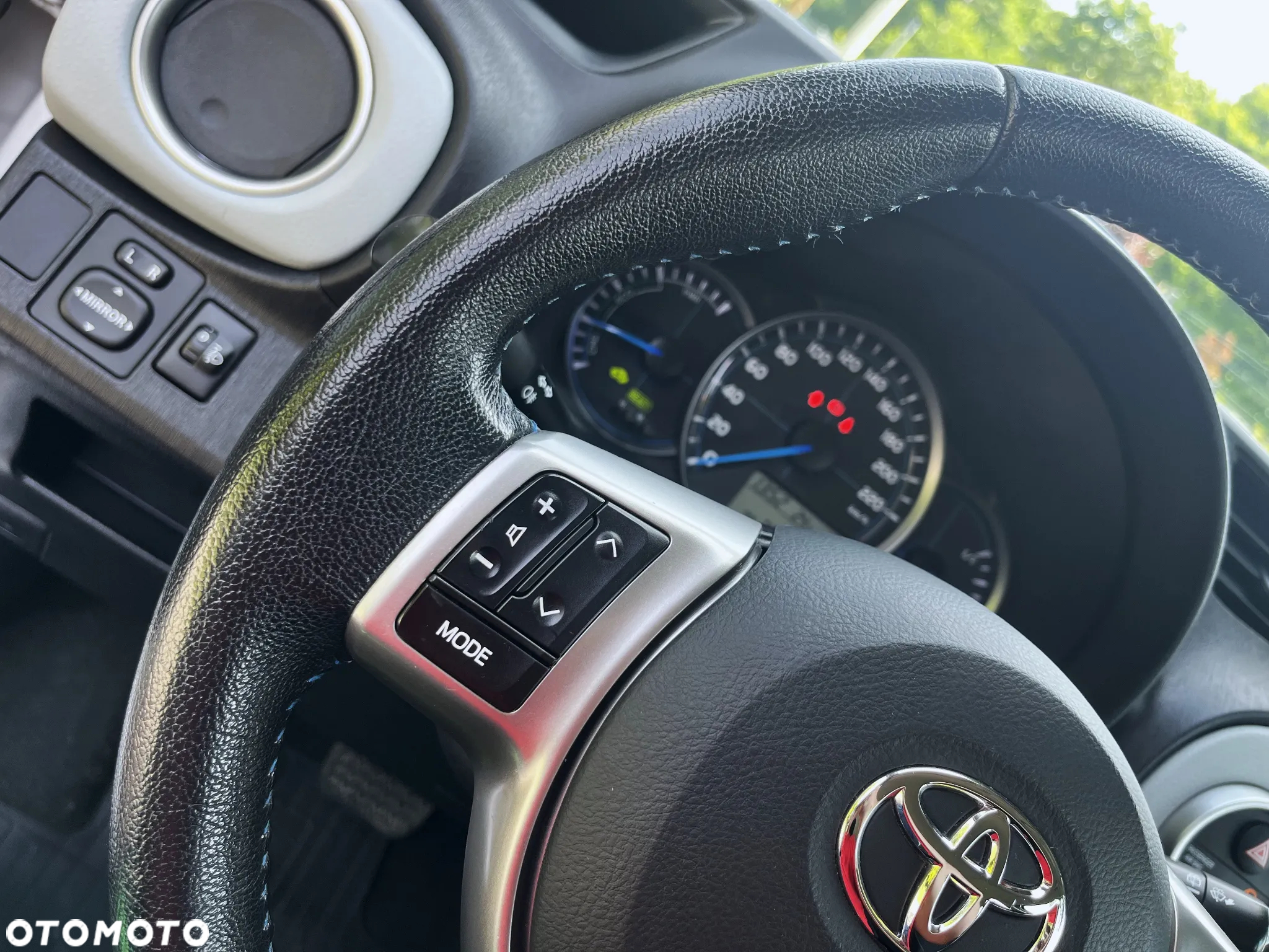 Toyota Yaris Hybrid 100 Premium - 29