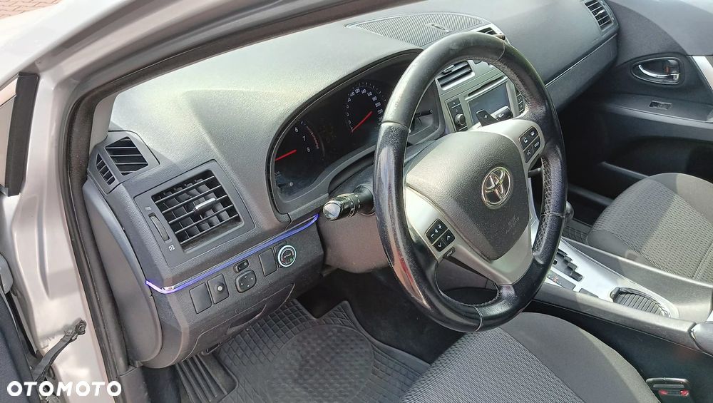 Toyota Avensis 2.0 Style MS - 25