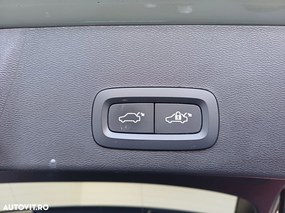 Volvo XC 40 B4 AT8 Mild Hybrid Momentum - 31