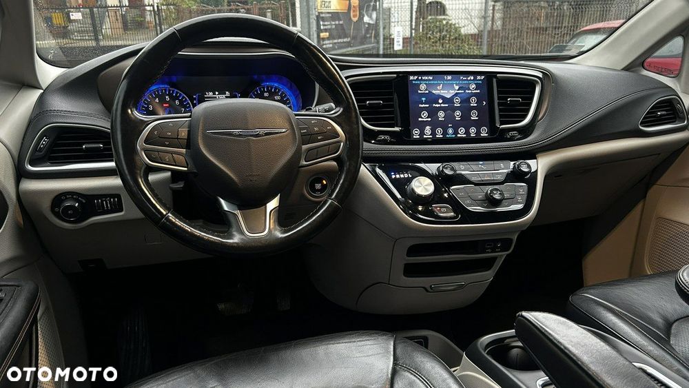 Chrysler Pacifica - 8