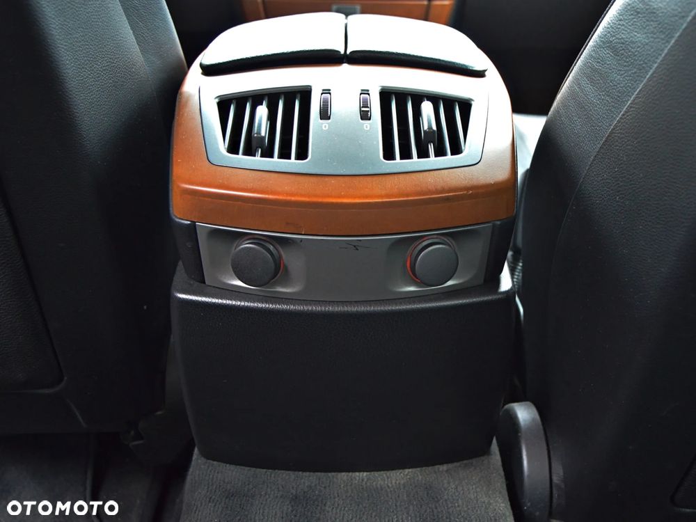BMW Seria 7 745i - 28
