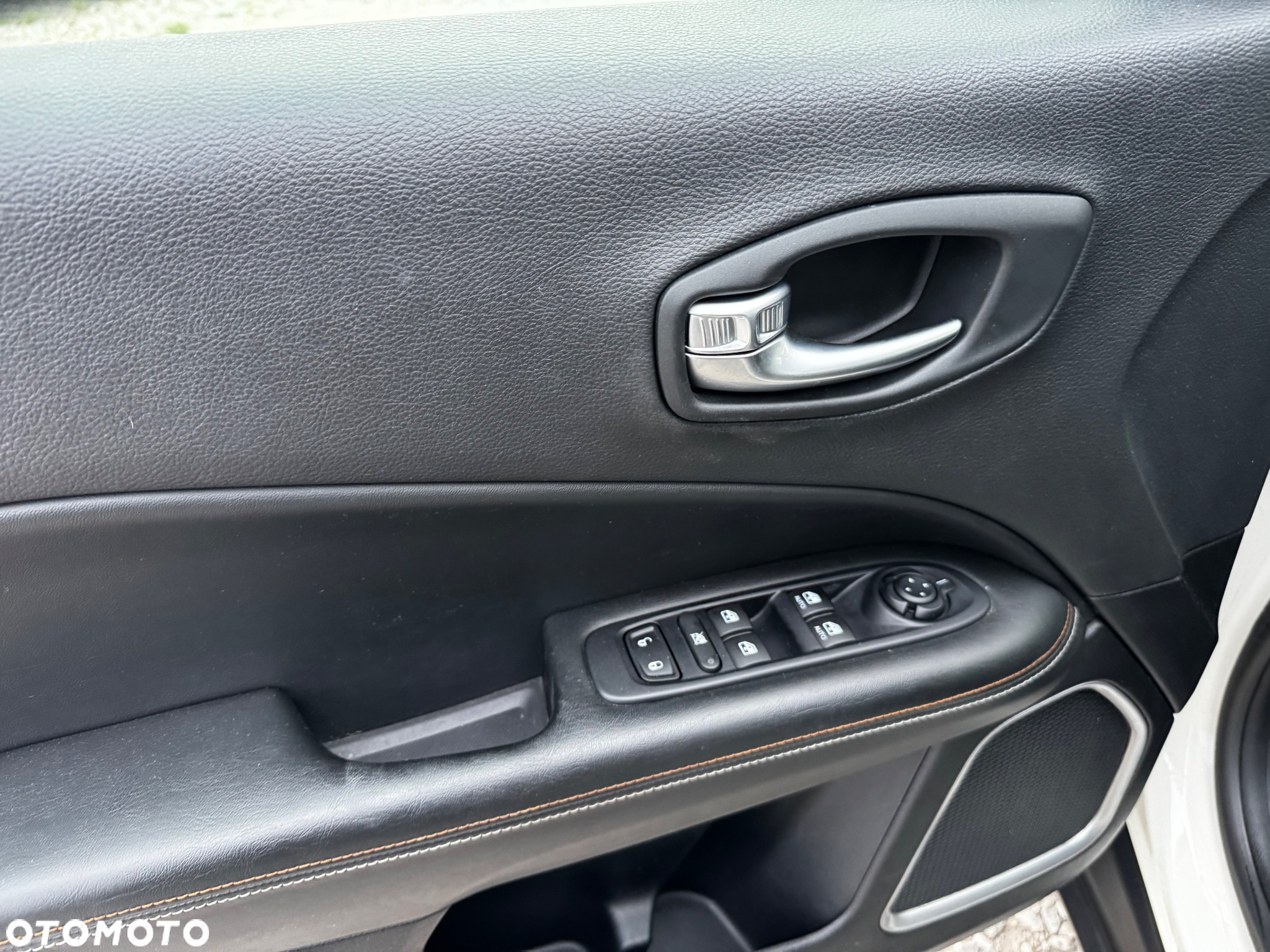 Jeep Compass 1.4 MultiAir Longitude - 32