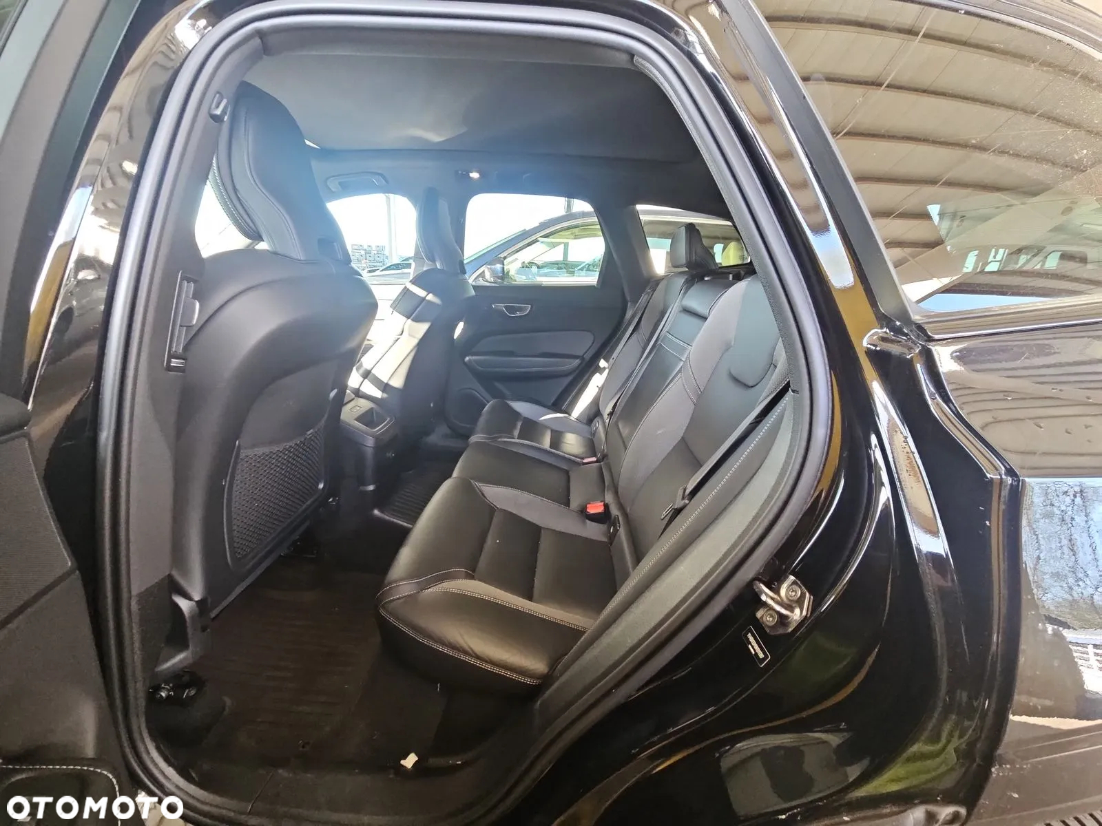 Volvo XC 60 T8 AWD Plug-In Hybrid R-Design - 12