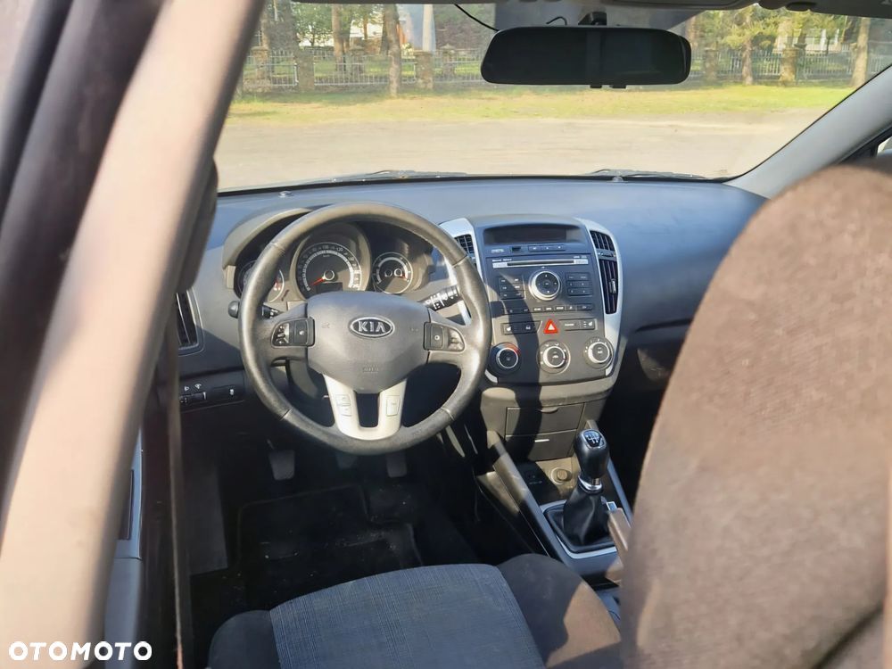 Kia Ceed 1.4 L - 6