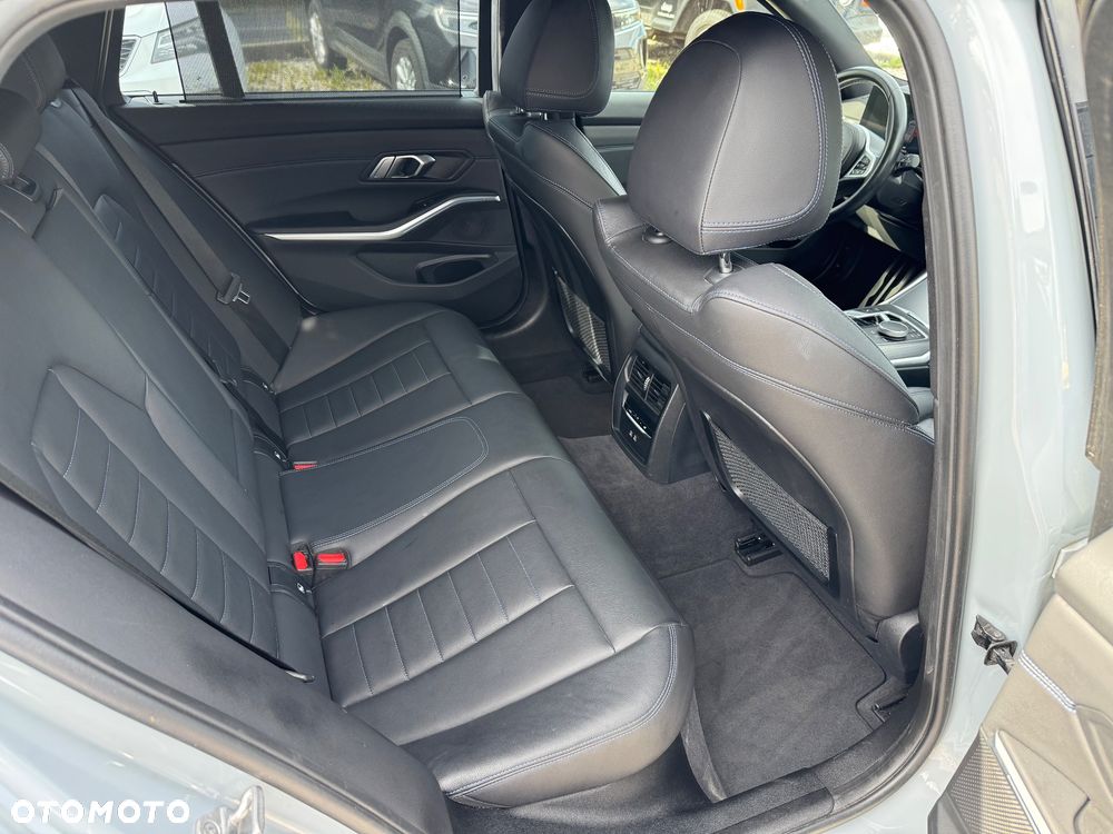 BMW Seria 3 318d Edition M Sport Shadow - 16
