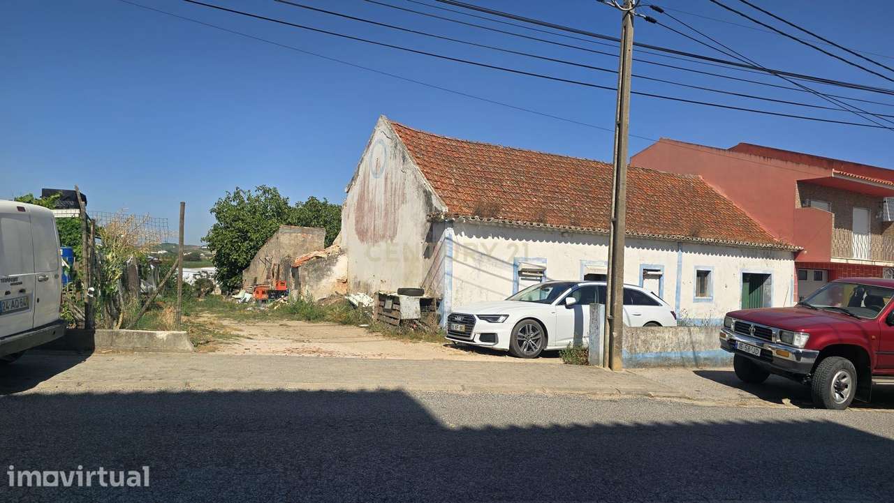 Moradia  para restauro  com grande potencial para habitação  com espaç - Grande imagem: 2/2