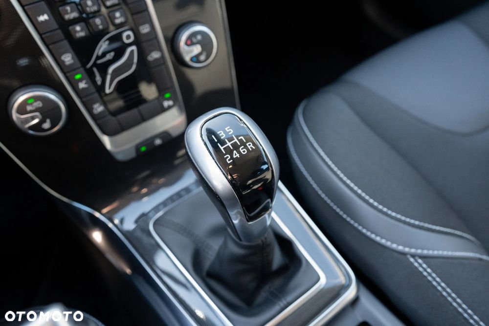 Volvo V40 T2 Drive-E Momentum - 17