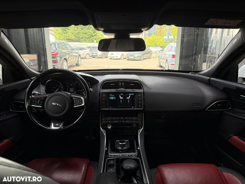 Jaguar XE 2.0 AWD R-Sport - 17