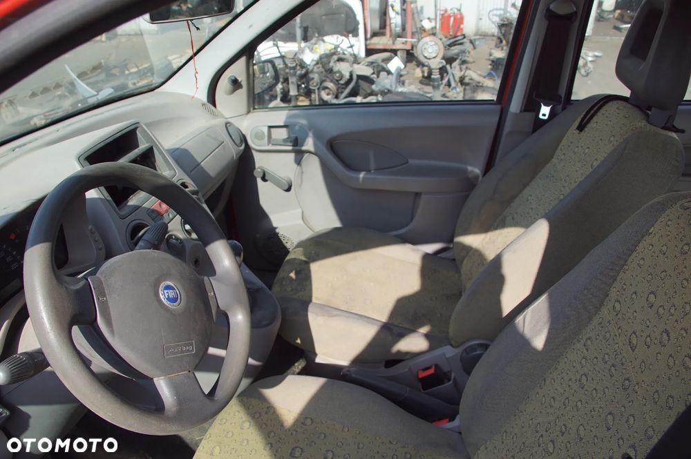 Auto na części - Fiat Panda II 1.1 54 KM 187A1000 C514 2004R Silnik Skrzynia Drzwi Szyba Lusterko Błotnik Maska Klapa Deska Kokpit Sterownik Moduł Czujnik Licznik Kierownica - 11