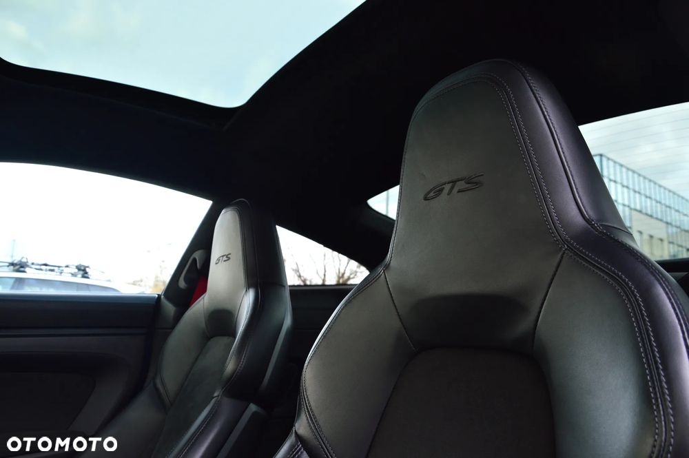 Porsche 911 Carrera 4 GTS - 15