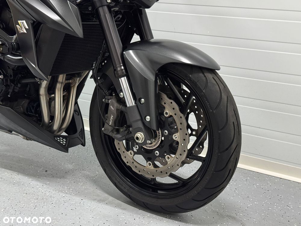 Suzuki GSX - 11