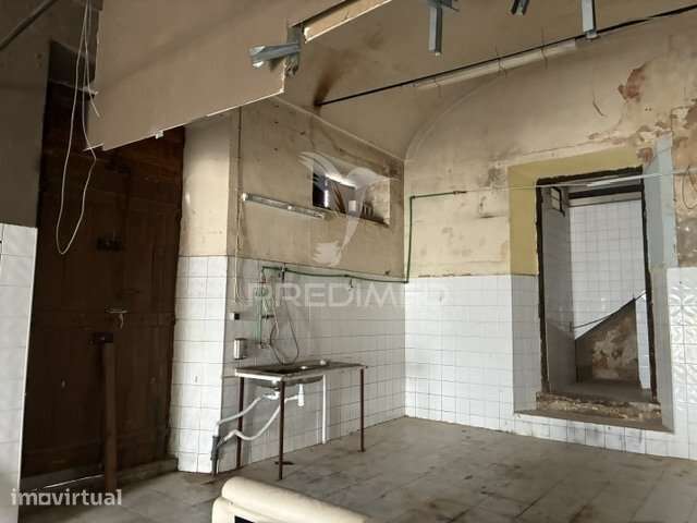 Loja com 113 m² e pé-direito alto na Baixa de Olhão | Para remodelar - Grande imagem: 5/15