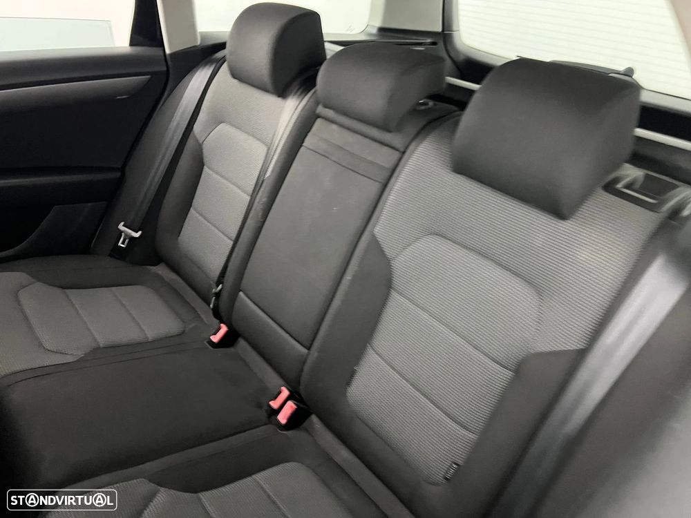 VW Passat 1.6 TDI Confortline - 9