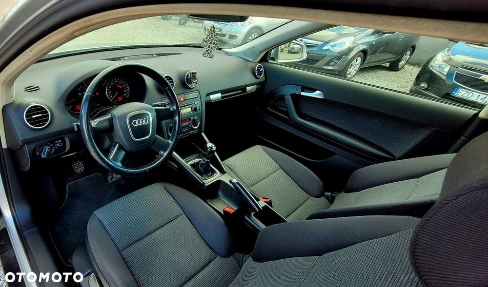 Audi A3 3-drzwiowe 1.6 FSI Attraction - 21