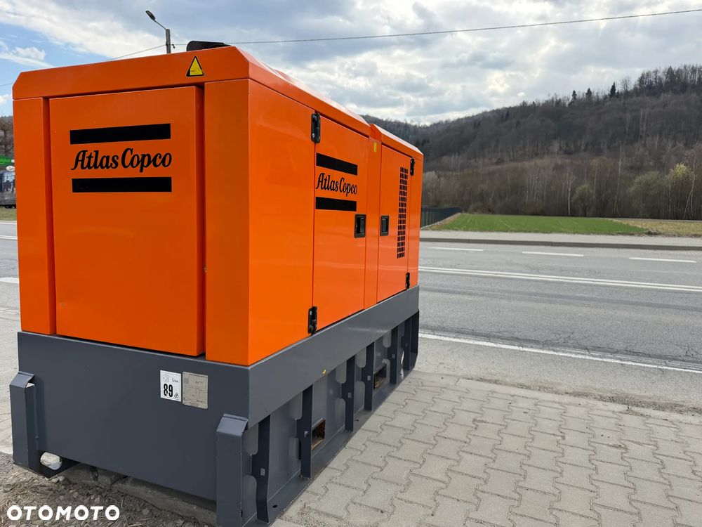 Atlas Copco QAS 60 ST3 Agregat Prądotwórczy Wyciszony GENERATOR 60 KW 2018r. JAK NOWY z Norwegii 5474 mtg Silnik PERKINS 4 cylindry. Prądnica Leroy-Somer. Maszyna działa wzorowo! Nie posiada ani deka zniszczeń! Pochodzi z Upadłośći Norweskiej. Okazja pełny ORYGINAŁ. Maszyna po serwisach w autoryzowanym oddziale. Kolejny serwis dopiero za 2 tysiące mtg. Agregat Gotowy do pracy!! - 2