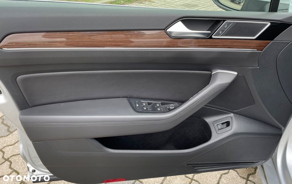 Volkswagen Passat Variant 2.0 TDI SCR DSG Highline - 29