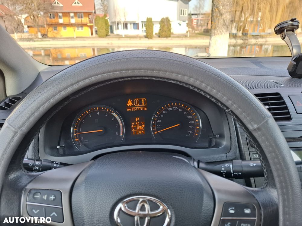 Toyota Avensis - 6