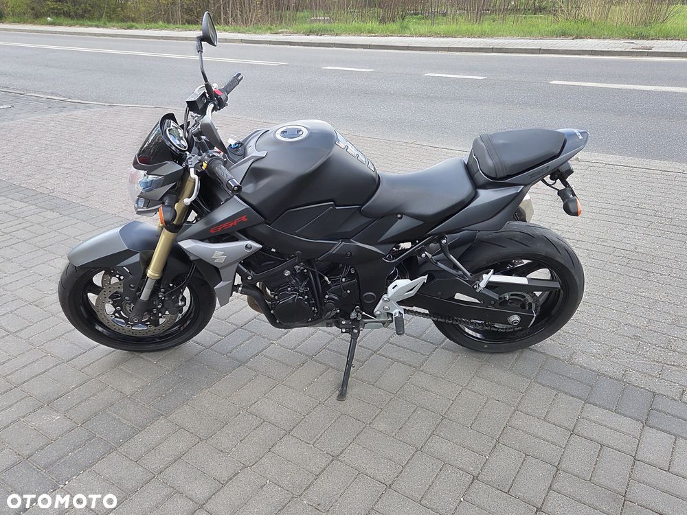 Suzuki GSR - 29