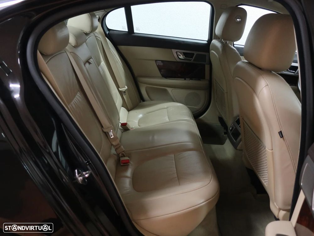 Jaguar XF 3.0 D V6 Luxury - 21