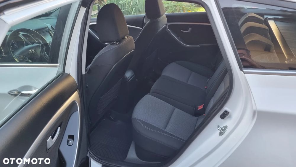 Hyundai i30 Fastback 1.6 CRDI Premium - 16