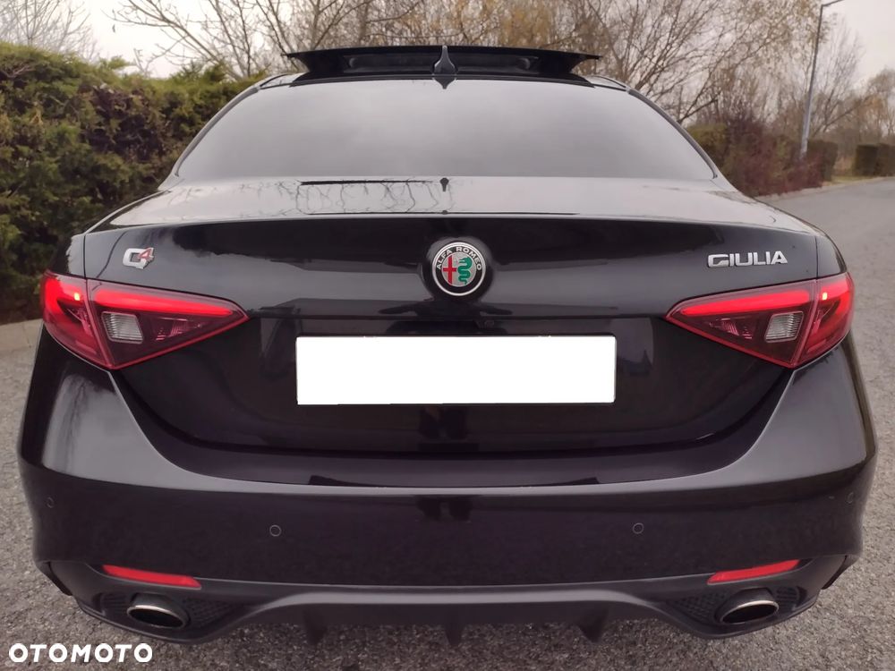 Alfa Romeo Giulia 2.0 Turbo 16V AT8-Q4 Veloce - 4
