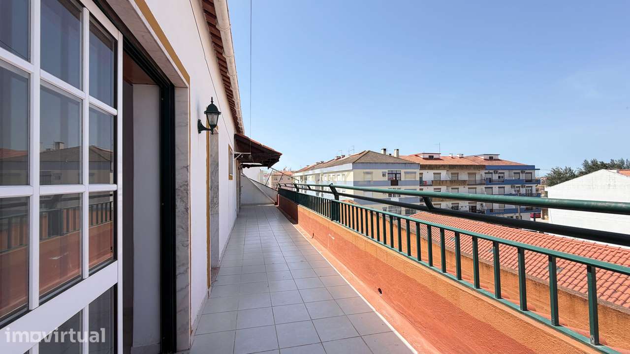 Apartamento T3 com Espaçosa Varanda e Excelente Localização no Pinhal - Grande imagem: 2/31