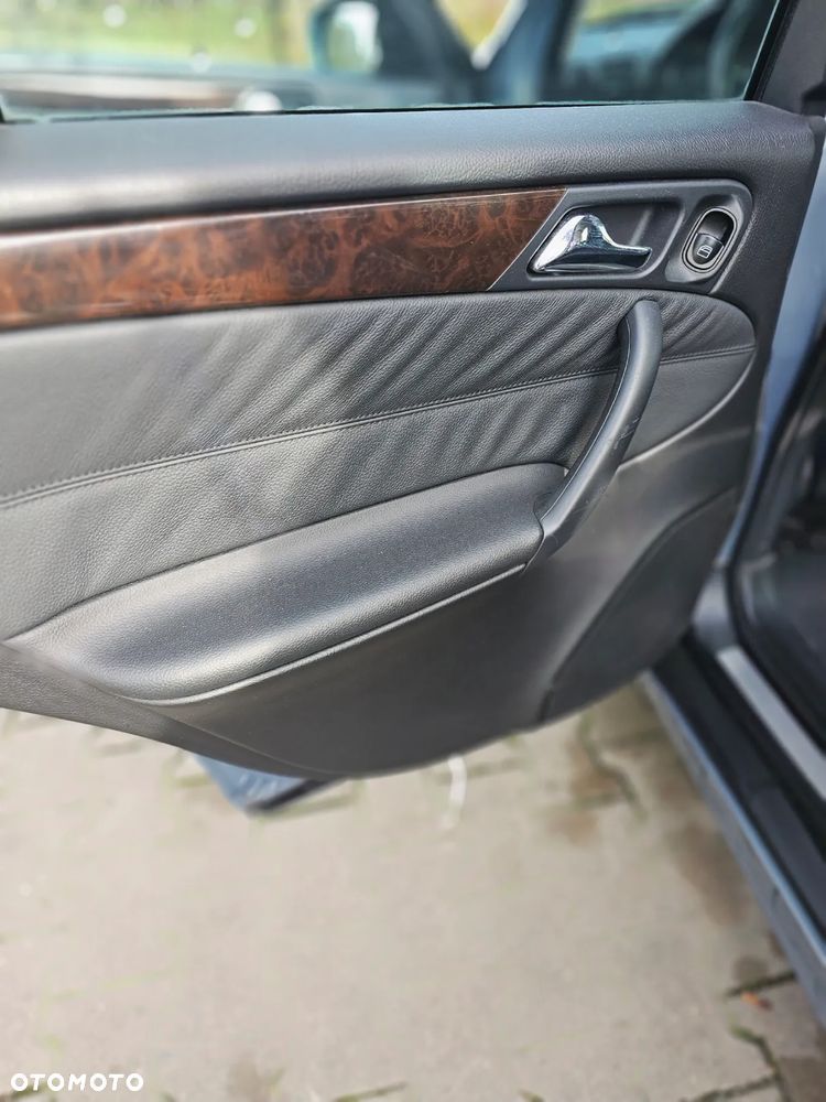 Mercedes-Benz Klasa C 320 T CDI 7-G-TRONIC Elegance DPF - 19