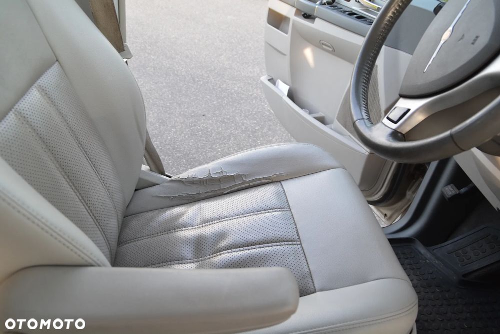 Chrysler Town & Country - 33