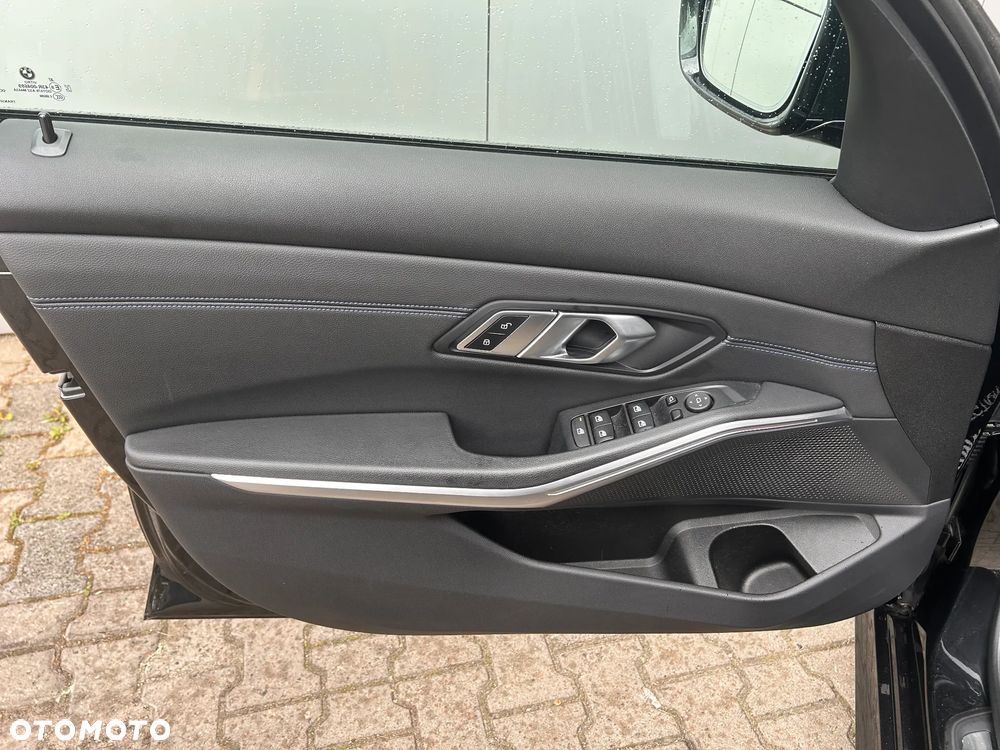 BMW Seria 3 320d xDrive M Sport Shadow sport - 13