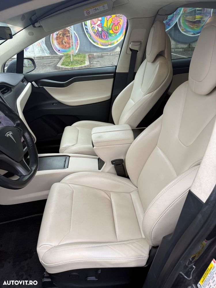 Tesla Model X - 10