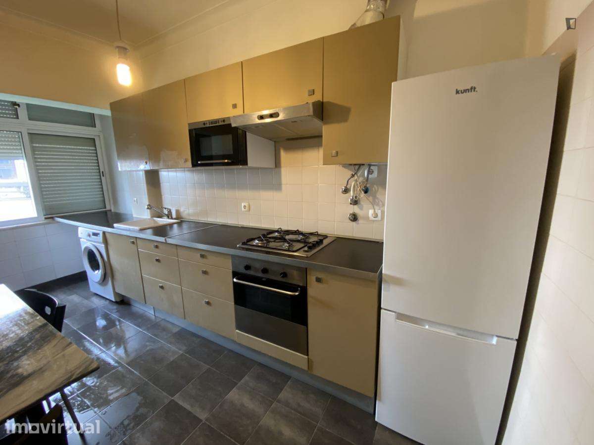 Quarto - localizado em Almada Lisbon - Grande imagem: 2/6