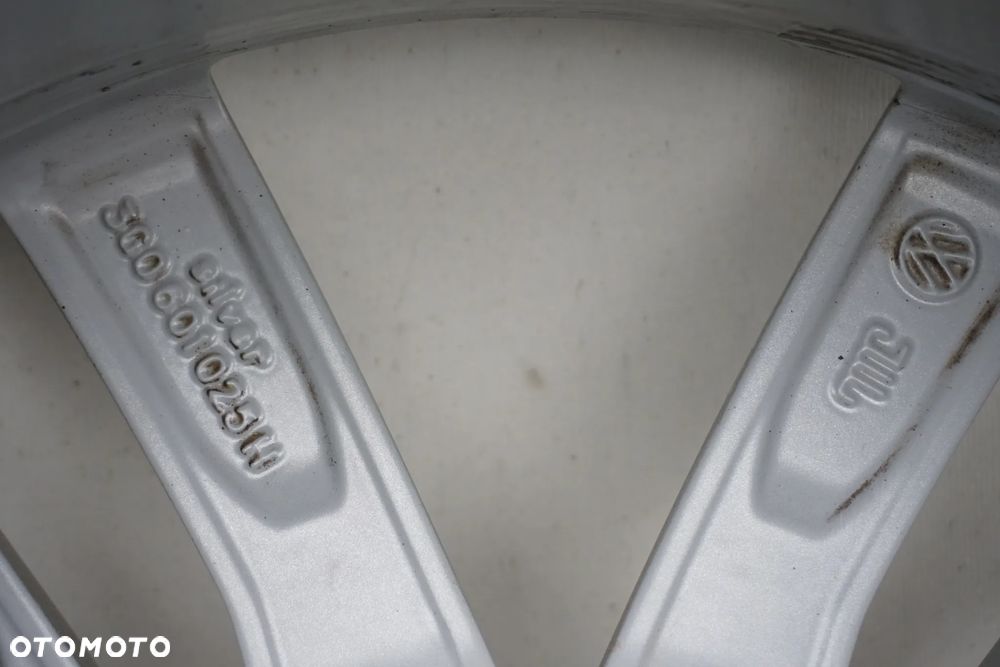 Volkswagen 5x112 18 8J et44 stan bdb 3G0601025H - 3